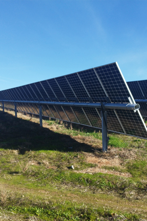 terreno com painéis solares fotovoltaicos